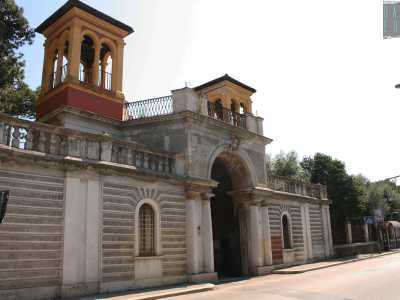 Il primo tratto di via Amendola � ancora caratterizzato da grandiose ville ottocentesche, tra le quali spicca villa Bonomo, immersa in un parco di 15mila metri quadrati